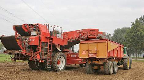 Akkerbouwer Ben Minkhorst rooit fritesaardappelen in Hummelo.