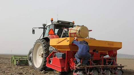 Alessandro de Lange en Jan Bouwhuis poten consumptieaardappelen voor MKP Agro uit Lelystad.