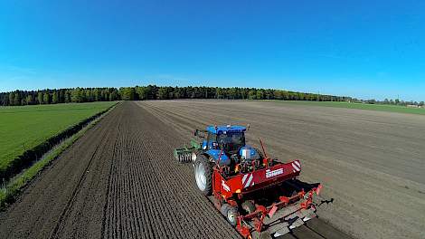 aardappels poten/ Planting potatoes / kartoffeln pflanzen Grimme