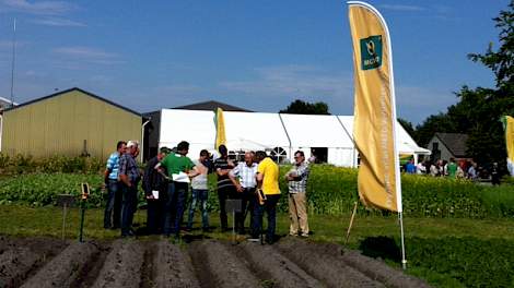 Bezoekers krijgen uitleg over de bodembevochter Transformer. Een natuurlijk product dat over de aardappelruggen wordt toegediend om water makkelijker opneembaar te maken voor de bodem. Dit voorkomt afspoeling en zorgt voor een optimale vochtverdeling in d