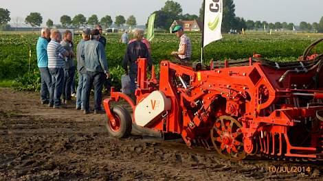 Bezoekers van de kennisbijeenkomst op proefboerderij Oostwaardhoeve konden proeven met 15 verschillende bietenrassen van de fabrikanten Strube, KWS en Betaseed bekijken.