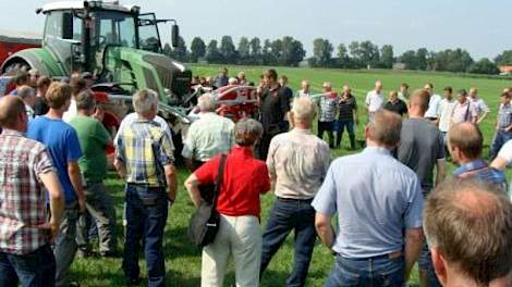 Ruim 200 geïnteresseerde bezoekers op de Velddag in Vredepeel. Een van de onderwerpen was een demonstratie kunstmest strooien.