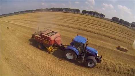 Stro persen Loonbedrijf Coppens uit Oss New-Holland T7.220 en BB950