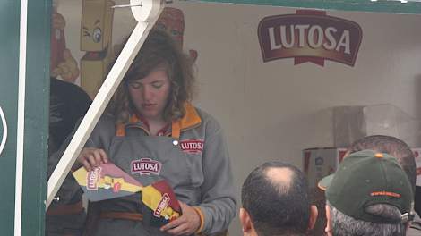 De Belgische fritesproducenten bakken momenteel veel sneller dan de consumenten kunnen eten.