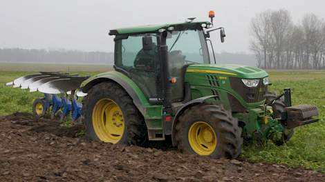 In slechts enkele weken groeide de gele mosterd tot 70 centimeter. Dankzij het mooie, droge weer is de grond perfect en laat de groenbemester zich keurig onderwerken.