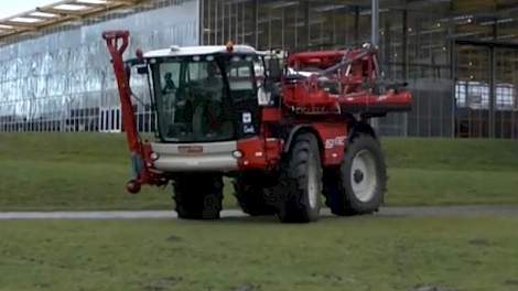Met de Condor in de video is het mogelijk water uit de sloot te halen zonder de cabine te verlaten.
