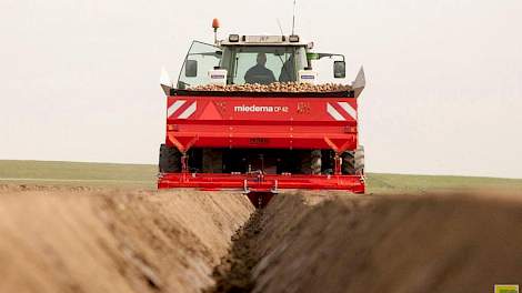 Het akkerbouwbedrijf Johannes Kerkhovenpolder in Woldendorp (Gr.) poot aardappelen met een gps-gestuurde trekker en een nieuwe 4-rijige De Wulf die in één werkgang ook de rug opbouwt.