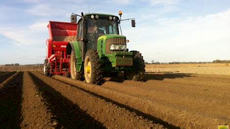 Vandaag worden de laatste pootaardappelen gepoot met een nieuwe Grimme bandpootmachine. De grond is niet overal even mooi. Dit komt mede door de overvloedige regenval eind maart/begin april.