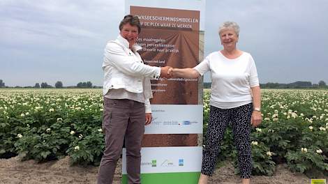 Boerin Tineke de Vries (links) en waterschapsbestuurder Marjan Jager zijn het erover eens dat emissiebeperking voor boer en milieu noodzaak is.