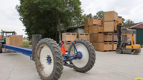 Achter bij een bedrijf aan de Klutenweg in Creil. De volle kuubskisten afladen. En de wagen voorzien van lege kisten.