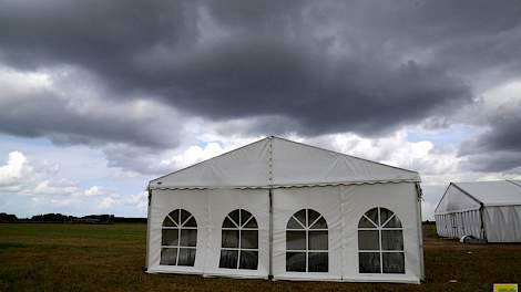 Dinsdag hingen er nog dreigende wolken boven het terrein voor de Uiendag 2015. Het blijft buiig, maar zeker voor de donderdagochtend voorspelt het KNMI droog weer. Eten van een frietje en mosselen kan dus hopelijk buiten.