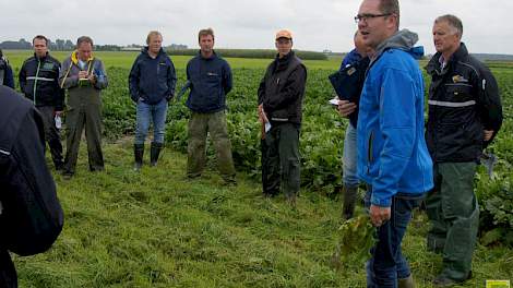 Eelco Boot van de Rusthoeve bespreekt de stand van de bieten met CropSolutions-excursiedeelnemers uit coöperaties, toeleveranciers, onderzoek en gewasbescherming.