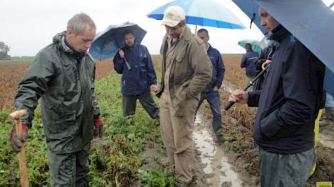 Vooral Bintjes bleken dit jaar doorwas te vertonen. In de proef van CropSolutions kijken de onderzoekers naar de nevenwerking van MH op doorwas. Harry Hansma, Cropmanager bij Certis, groef wat planten uit. MH lijkt op het eerste gezicht invloed te hebben