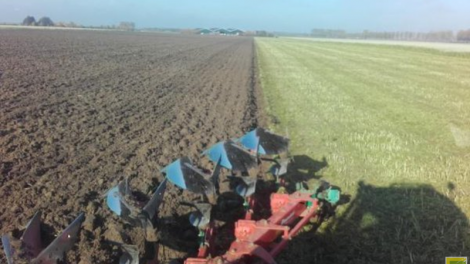 Nils van Tilbeurgh vermaakt zich prima tijdens het ploegen: ‘Mooi weer, mooi werk, lekker bezig op de akker.’