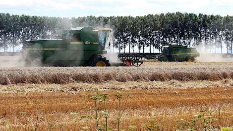 15 augustus: Op de in het Zuidwesten zeer zonnige, drogende maandag 15 augustus is de wintertarwedemo door akkerbouwbedrijf Parlevliet Agro samen met het omliggende praktijkperceel Cellule geoogst.