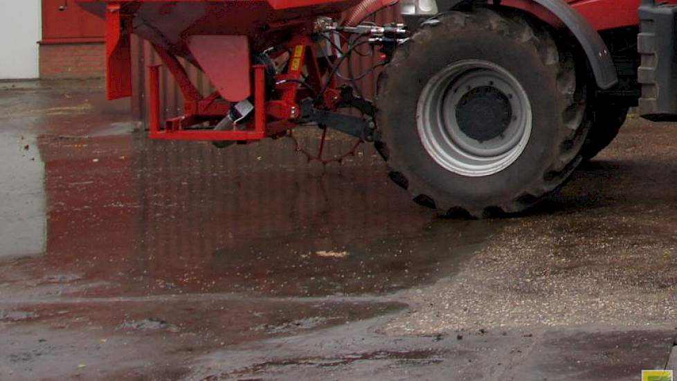 Op erfverharding leveren afgespoelde gewasbeschermingsmiddelen snel puntbelastingen op die waterschappen en waterbedrijven meten.