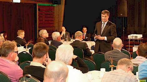 Oud-premier Jan Peter Balkenende hield een presentatie op de ledenvergadering van Agrico. Hij prees Agrico voor de manier waarop zij duurzaamheid heeft verweven in haar strategische beleid.