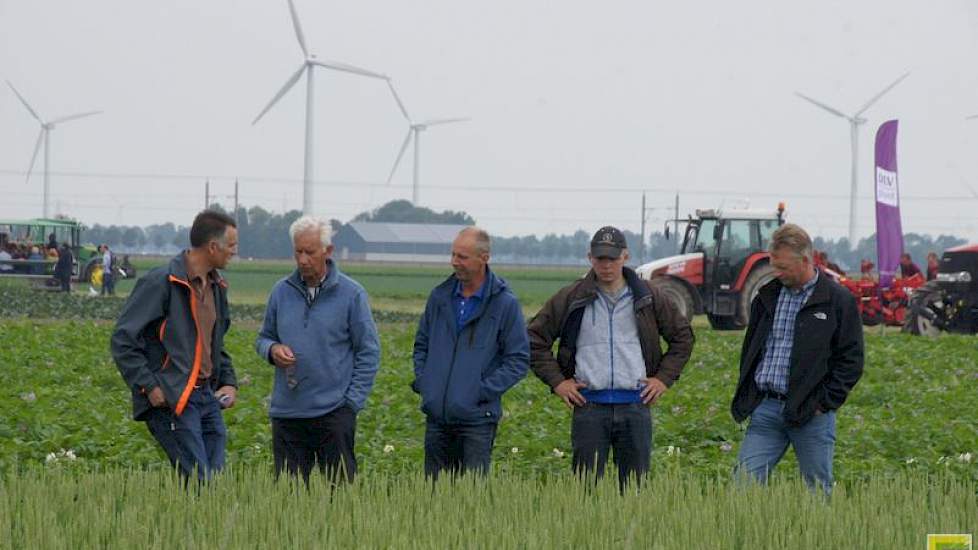 Bioboeren op de jaarlijkse Biovelddag. In januari is de biologische Biobeurs weer in de IJsselhallen in Zwolle.