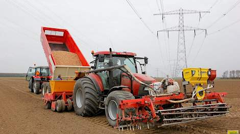 Loonbedrijf Lokers heeft drie uienplantcombinaties aan het werk in de regio West-Brabant. Volgens Raymond Lokers gaat 90 procent van de plantuien vorige en deze week de grond in.