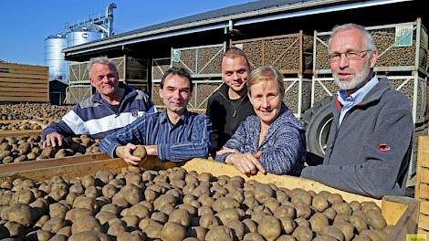 Na goede eerste resultaten met steenmeel op het bedrijf van de familie Schrör in Musselkanaal haakten nog zeven boeren aan bij het Veenkoloniale steenmeelproject.