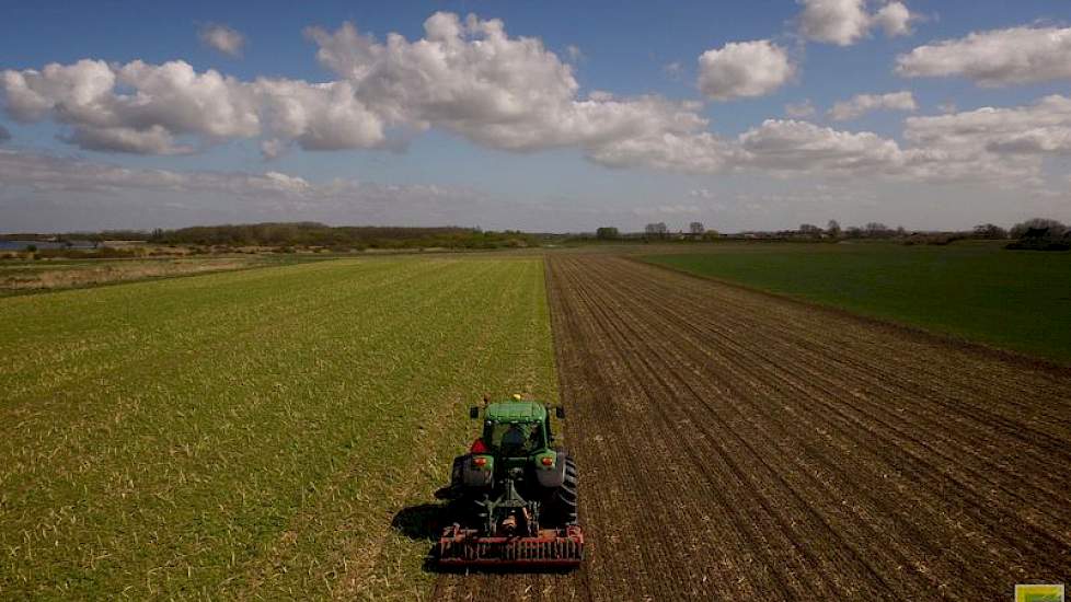 Zon en wat wolken bij het rotorkoppen op het bedrijf van TopBodem-deelnemer Maarten Janse. De groenbemester wordt mooi fijn. Janse gebruikte een mengsel (Multiculti) als groenbemester.