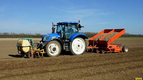 Koos en Jacco Dorenbos uit Dronten waren de afgelopen dagen aardappelen van het ras Fontane aan het poten.