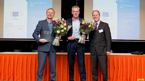 Winnaars van de EEPA-awards in Nederland. Jacob Mijnheer van Agrico (initiatiefnemer en leider van het Kenia-project)staat in het midden. De tweede Nederlandse finalist is van de Rotterdamse Zaak, een project dat ondernemers die het zwaar hebben ondersteu