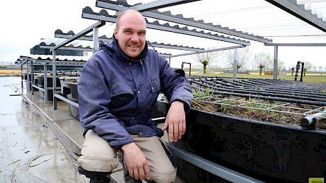 Akkerbouwer Jasper Roubos uit Abbenes werkt met de PhytoBac om restvloeistof van gewasbescherming te verwerken en af te breken.