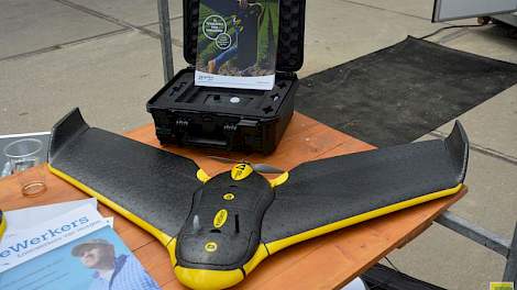 De Ebee-drone van de Dronewerkers is gemaakt van piepschuim en weegt maar 700 gram. Hij kan in één vlucht 50 hectare scannen: hij doet 2 hectare per minuut. De camera kan tot plantniveau inzoomen. De Dronewerkers noemen zich de loonwerkers van morgen. De