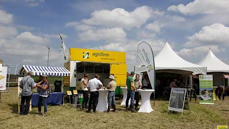 Agrifirm nodigde melkveehouders uit 's ochtends al naar de Broekemahoeve in Lelystad te komen voor een themaochtend met aansluitend bezoek aan de Biologische Velddag.