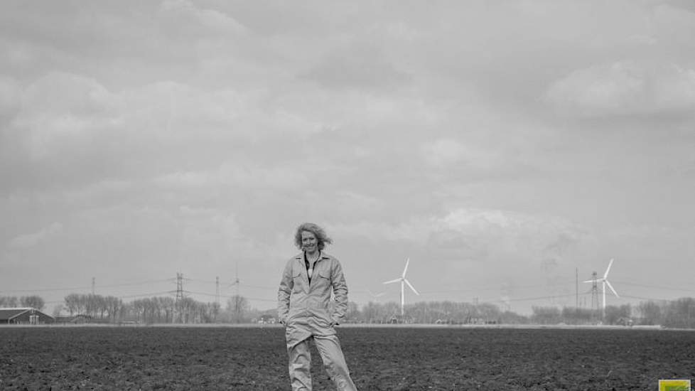 De 27-jarige Jierga Tanis uit Zuidland stuurde een foto in van zichzelf in overall in het land. ‘Je ziet niet zo veel vrouwen in de akkerbouw.’