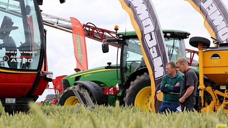 Tijdens de open dag van Ebelsheerd gingen de rondgangen langs proeven en bedrijfspresentaties. Dit jaar was veel op het gebied van  mechanisatie te zien.