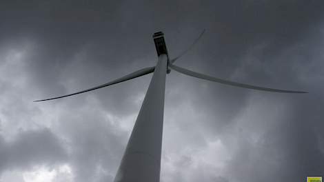De buien van woensdag kunnen gepaard gaan met veel wind en onweer. Weerkundigen verwachten plaatselijk meer dan 30 of zelfs meer dan 50 millimeter regen.