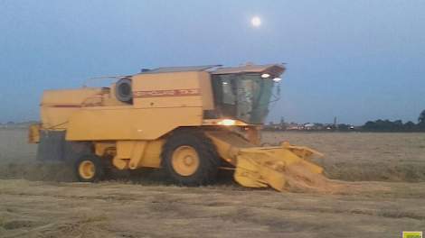 Maandagavond bleven de omstandigheden goed om door te werken tot na elf uur. De combine werkte op het laatst bij het maanlicht.