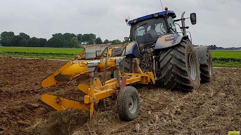 Loonwerker Aarnink en Ooms doet het diepploegen bij Gerrit de Regt aan de Ketelweg.