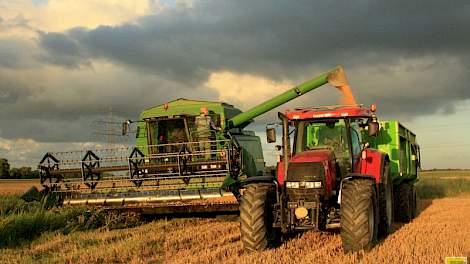 ‘Gisteren liet het weer in Westeremden het eindelijk toe om de combine die nagekeken, gesmeerd en wel in de schuur stond te wachten weer tevoorschijn te halen, zegt Willemien Bos - Smeding. ‘En dan gaan we ook gelijk goed los, naar het land, want de korre