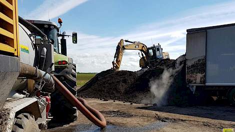 Drukte op het erf van Ten Cate uit Swifterbant met twee loonwerkers.