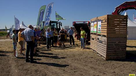 Tijdens de uiendag gingen de rondleidingen langs mechanisatie, mest, middelen en rassenpresentaties. Johannes Straver van Agrometius gaf uitleg over precisielandbouw en opbrengstbepaling met een weegsysteem op de rooier.