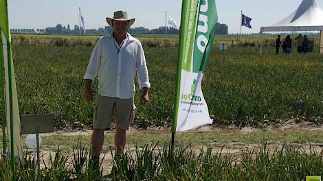 Menno Schuiringa van AleOMenno bij de proeven met mineralen en plantaardige allelopathie op de Landelijke Uiendag 2016.