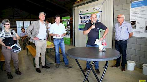 De opening van de dag met de mensen van PPO en LLTB. Leon Faassen, voorzitter LLTB, tweede van links, met de microfoon Gerard Meuffels, onderzoeker van PPO in Wijnandsrade en Vredepeel.