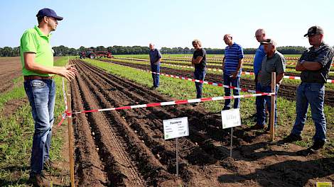 Door te poten zonder toedekschijven is goed te zien wat de snelheid van rijden met de verdeling van het pootgoed doet.