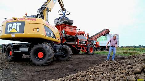 Berend Weggemans is tevreden over de 40 ton per hectare en het schone rooiwerk. „Het is iets minder dan vorig jaar.”