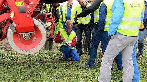 Tijink: 'Soms zie je twee machinisten nog een hele tijd met elkaar in gesprek in en rondom de rooier. Echte vakmensen onder elkaar.' Foto: IRS