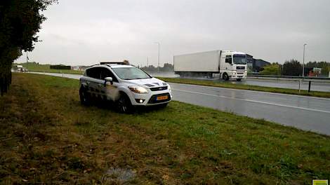 Bij een oprit van de snelweg dicht bij de Duitse grens wacht NVWA-inspecteur Maarten van Merrienboer op vrachtauto’s waar mogelijk Poolse aardappelen in zitten. Passeert er een mogelijke aardappelvracht, dan rijdt hij achter de vrachtwagen om deze al rijd