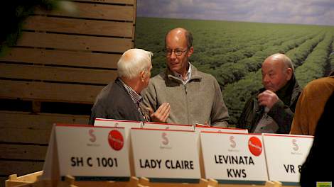 Bij Stet Holland is het assortiment uitgebreid met de rassen van KWS Potato. Jacques Vergroesen (midden) van Stet Holland praat bij met klanten en kwekers.