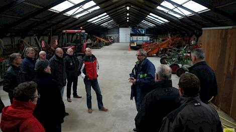 Pierre Bakker (midden van de foto, donkerblauwe jas met groene accenten) laat belangstellende voor Focus on Farming zien welke machines in Lelystad de proefvelden zaaien, poten, bespuiten en oogsten. Voor de telers was het een leerzaam kijkje achter de sc