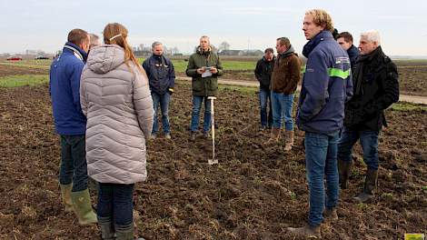 Op het deel van BASIS waar de onderzoekers niet ploegen is de biodiversiteit groter en de beschikbaarheid van stikstof is in de bovenlaag hoger. Graan profiteert van die 60 kilo extra stikstof in de bovenlaag van de grond, zegt Derk van Balen.