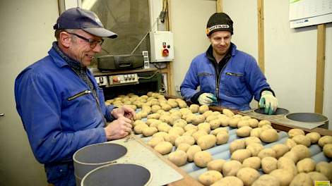 Vader Jan en zoon IJsbrand de Weerd uit het Groningse Hornhuizen sorteren gezamenlijk hun pootaardappelen. Tijdens het sorteren staat de radio vaak aan. ‘Als het kan, staat hij aan.’ De radio is meestal afgestemd op Radio Noord. ‘Die is het beste te ontva