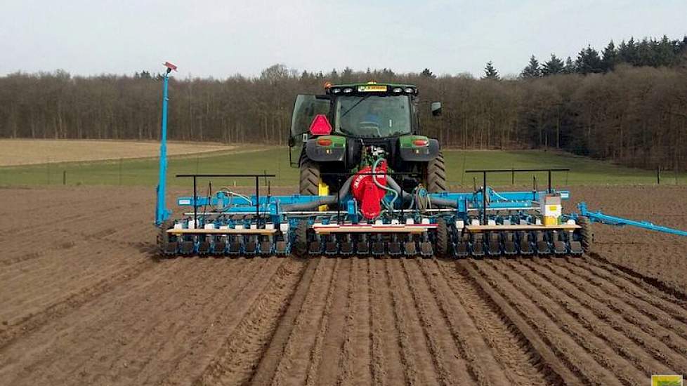 Dinsdag werd op een hoger gelegen perceel op de Veluwe zaaiuien gezaaid.