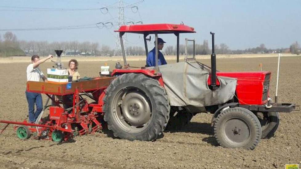 Medewerkers van IRS in actie op het proefveld in Halsteren.